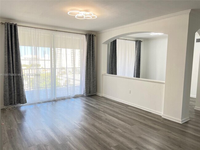 Foto del edificio - 17150 N Bay Rd