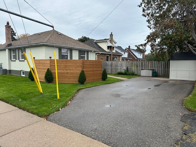 Building Photo - Comfortable Living Layout (2 Bed, 1 Bath)