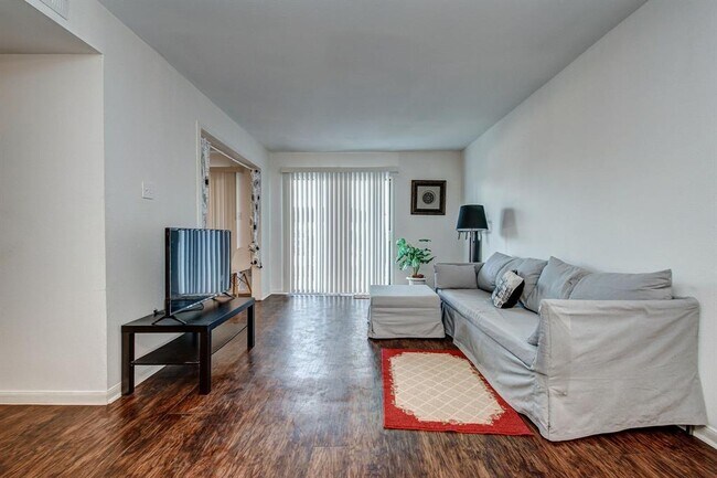 Foto del edificio - 2824 S Bartell Dr