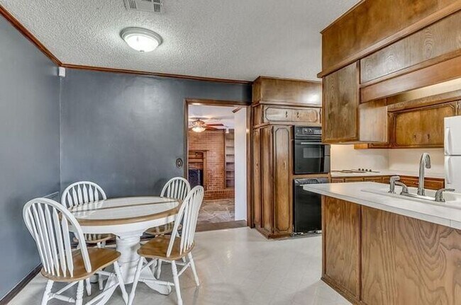 Building Photo - 3 Bed 1 Bath 1 Car in Bethany, OK close to...