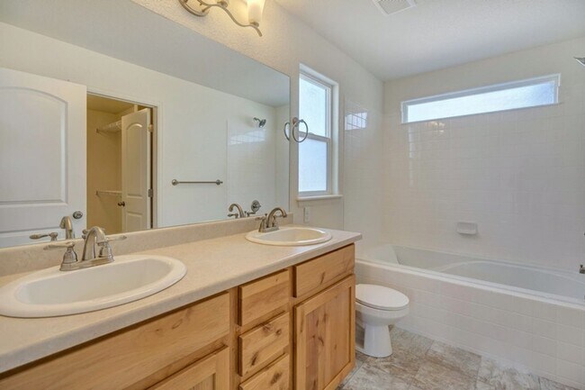 Foto del edificio - 2120 Orchard Bloom Dr