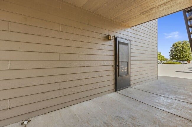 Building Photo - 355 Buffalo Dr