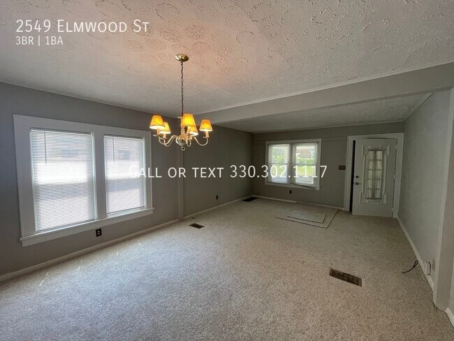 Foto del edificio - Large three bedroom one bathroom duplex fo...
