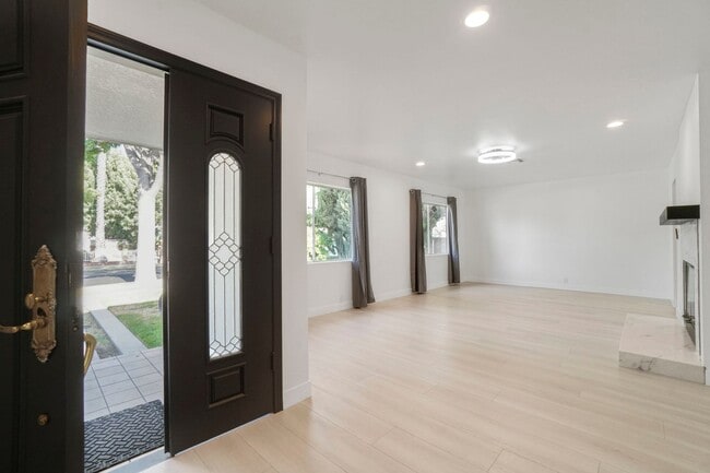 Building Photo - 5 Bedroom Home for Rent in Burbank!