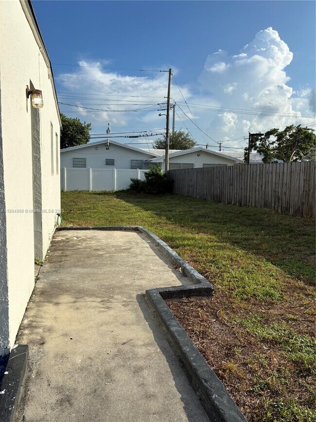 Foto del edificio - 550 NW 15th Ct