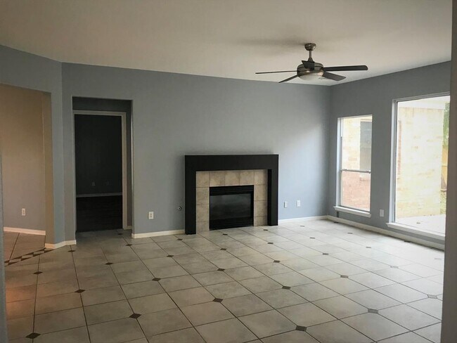 Foto del edificio - 16446 Sylvan Dale Dr