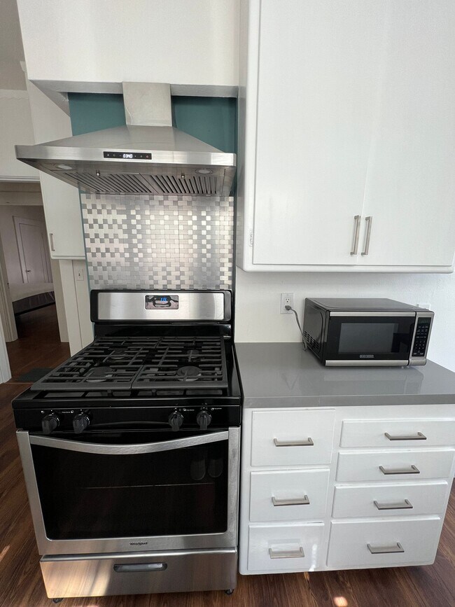 Photo - 1694 Oxford St Apartments