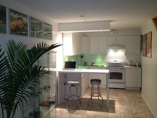 Kitchen w/ bar - 11005 Kittridge St