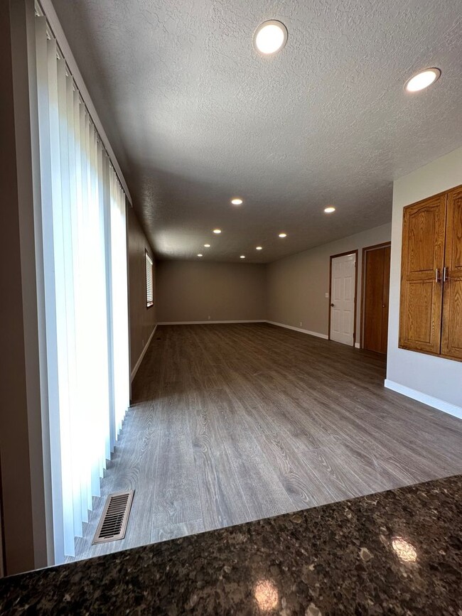 Building Photo - 5 Bedroom Home with 2 Car Garage