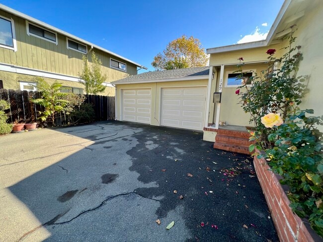 Left garage is for 127 - 127 22nd Ave