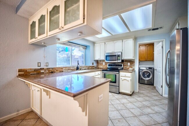 Foto del edificio - 4404 Bluff Creek Dr