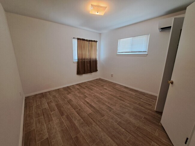 Building Photo - All Tile & Mini Splits!