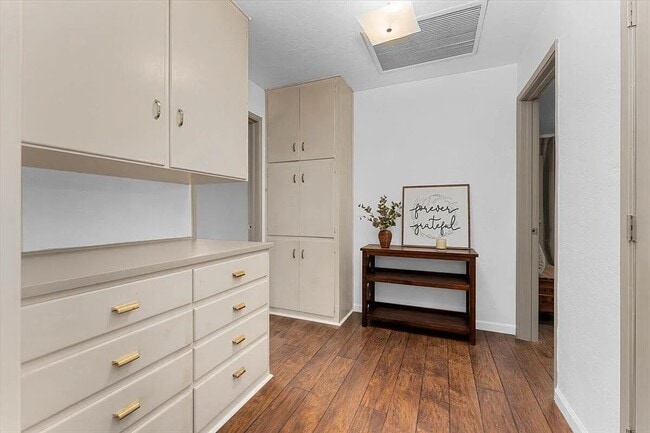 Building Photo - 2551 S Waverly Ave