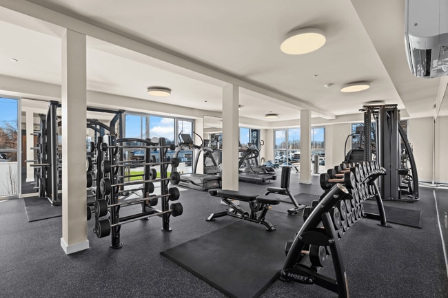 Manténgase activo en el gimnasio totalmente equipado de nuestros apartamentos en Sumner. - Fryar Flats Apartments