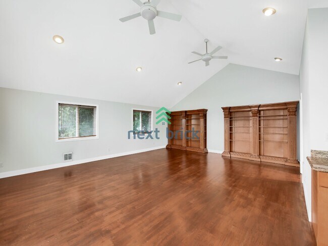 Foto del edificio - Studio for Rent with Garage Parking!