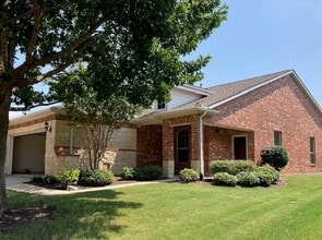 Building Photo - 559 Rockledge Ct