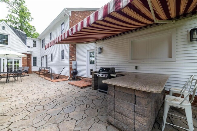 Foto del edificio - Spacious Home with Fenced Yard Exclusive Access to Hethwood Amenities