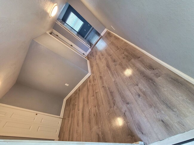Building Photo - 1215