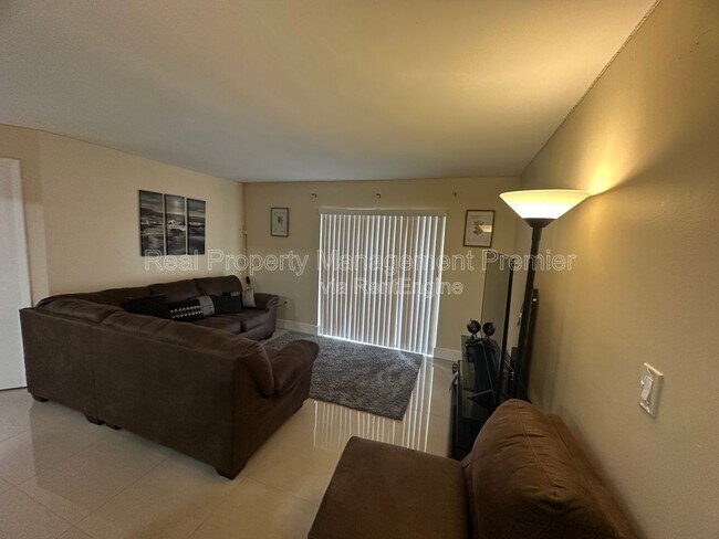 Building Photo - 9491 Palm Cir S