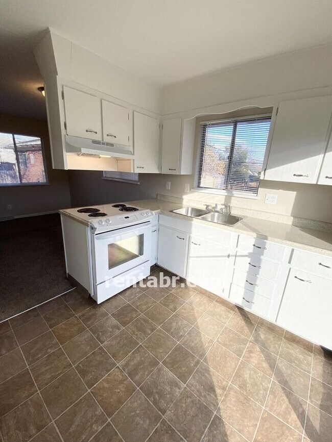 Foto del edificio - Great 3 Bedroom Duplex! Ready for MOVE IN!