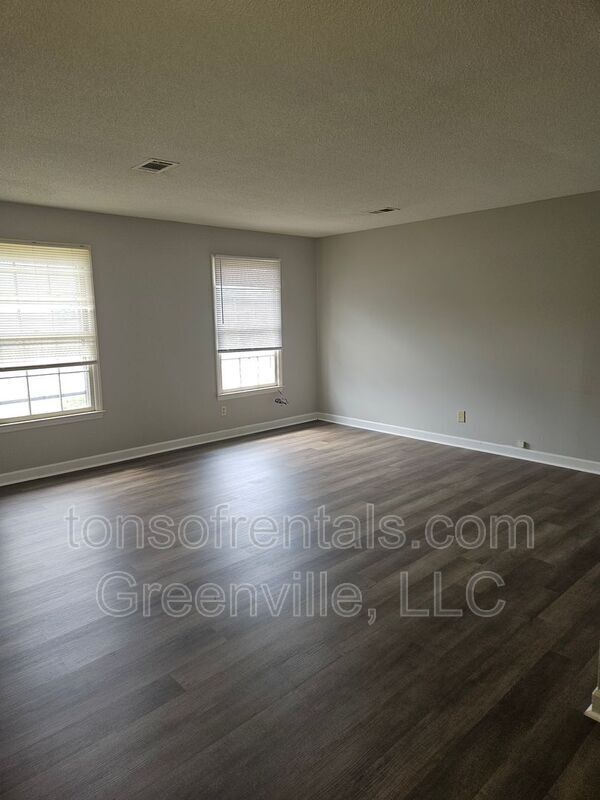 Foto del edificio - 184 Hidden Hill Rd
