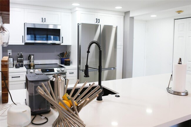Foto del edificio - 600 NE 36th St