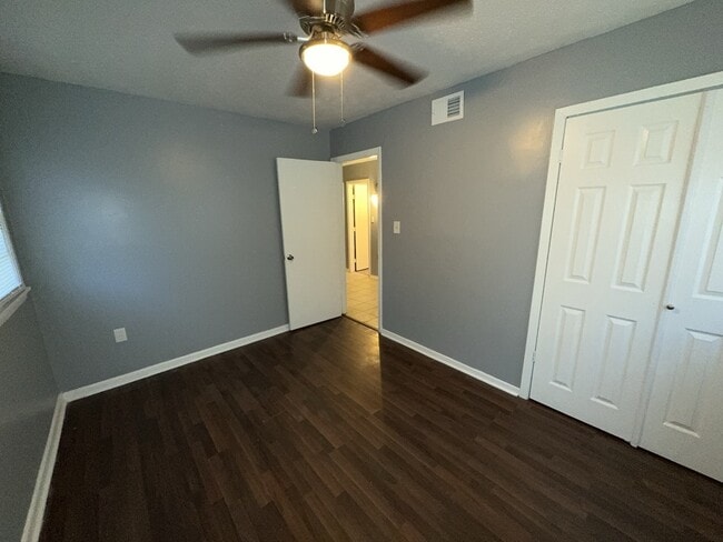 Building Photo - 2732 Woodside Dr