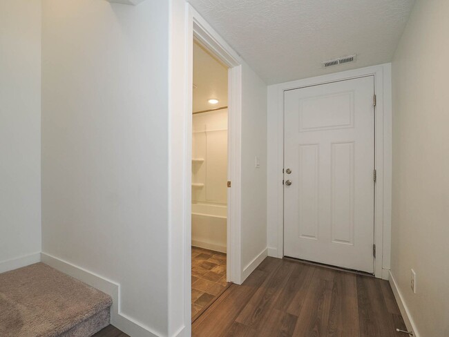 Building Photo - Beautiful Townhome near Mountain View Village