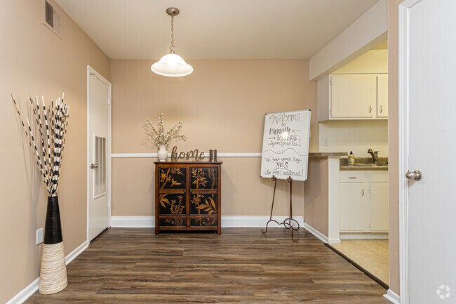 1BR, 1BA - 740SF - Bienville Towers