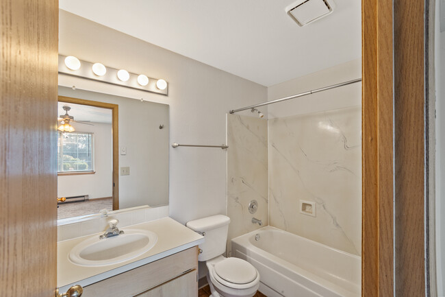 Baño principal - Indian Canyon Apartments