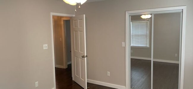 Building Photo - 2 bedroom 1 bath renovated pet friendly home