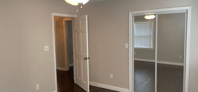 Foto del edificio - 2 bedroom 1 bath renovated pet friendly home