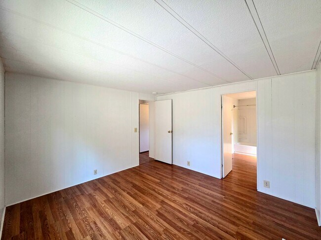 Building Photo - 1529 NW Avon Ct