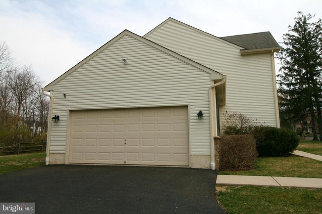 Building Photo - 111 Country Ln
