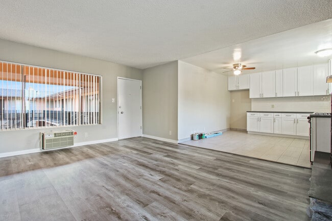 Building Photo - 15464 Moorpark St