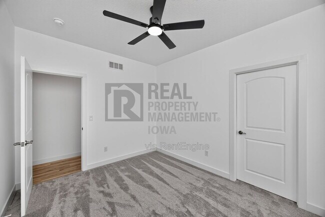 Foto del edificio - 8914 Hickory Dr