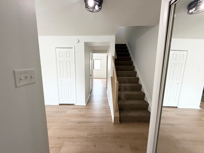 Foto del edificio - 7038 Knighthood Ln