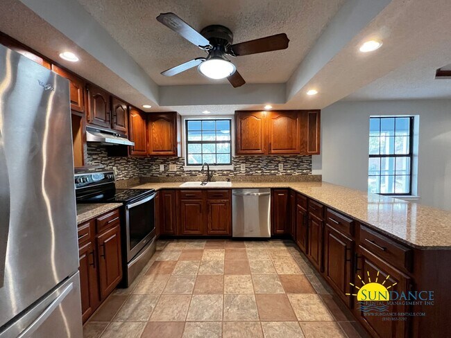 Foto del edificio - Custom home at the end of a large cul-de-sac in South Crestview!