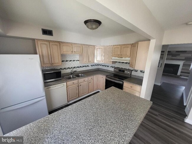 Building Photo - 24 Hollybrooke Dr