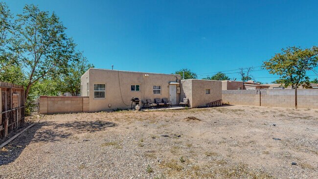 Building Photo - 2626 Sierra Dr NE