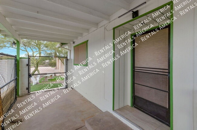 Building Photo - 3951 W Irvington Rd