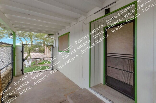 Foto del edificio - 3951 W Irvington Rd