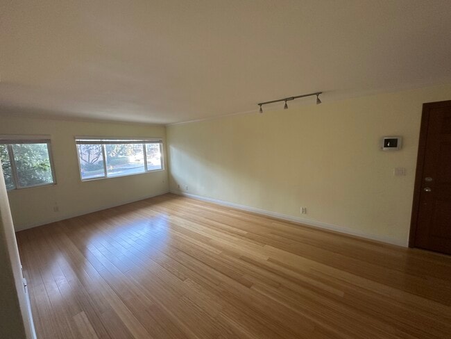 Foto del edificio - 1154 S Barrington Ave