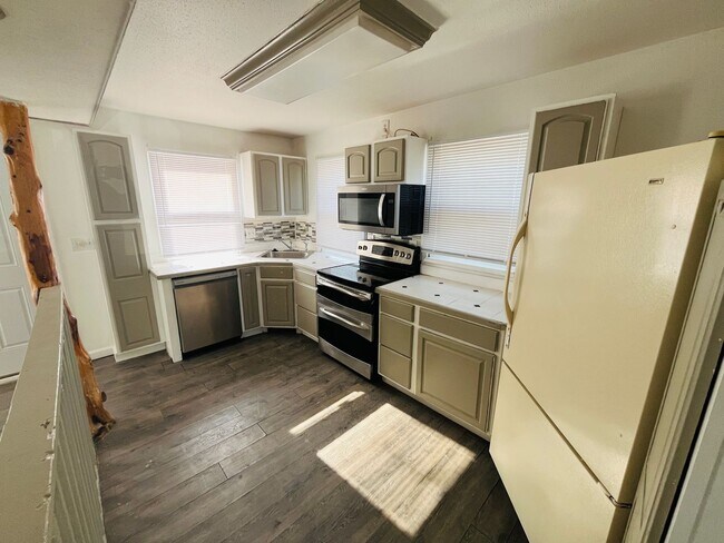 Foto del edificio - 4 bed, 3 bathroom Home