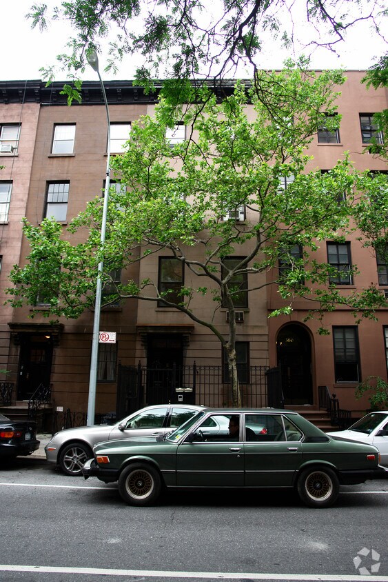 Building Photo - 358 W 20th St