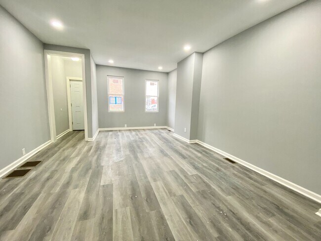 Foto del edificio - Three-Bedroom Home with a Private Back Patio
