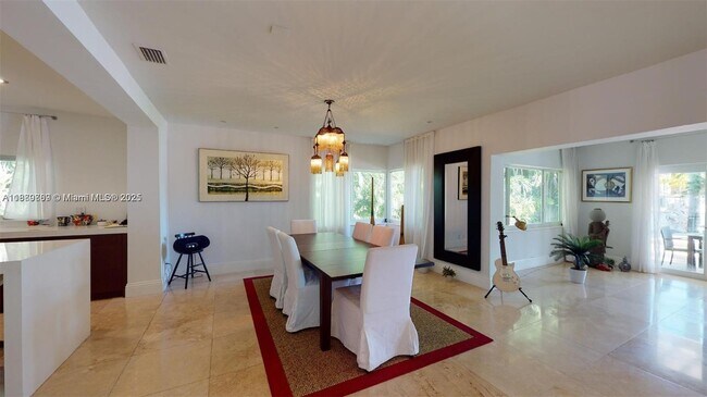 Foto del edificio - 6015 Pine Tree Dr