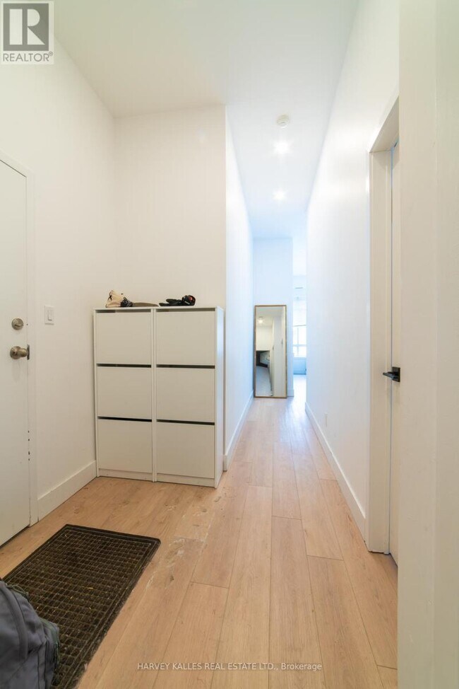 Building Photo - 409 College St