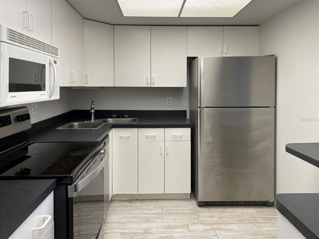 Building Photo - 4900 Brittany Dr S