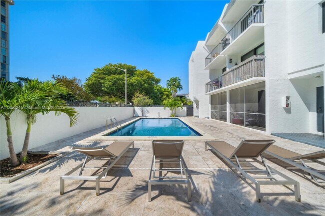 Foto del edificio - 2345 NE 135th St